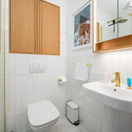 Plac Zbawiciela Glow By Bookinghost ורשה