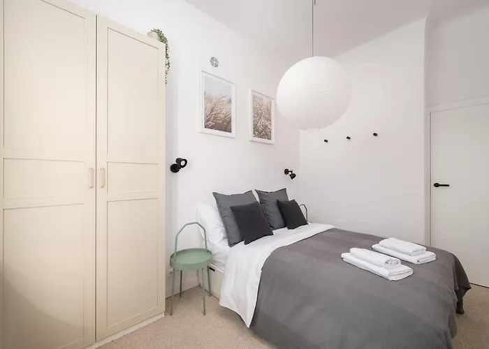 Plac Zbawiciela Glow By Bookinghost Βαρσοβία